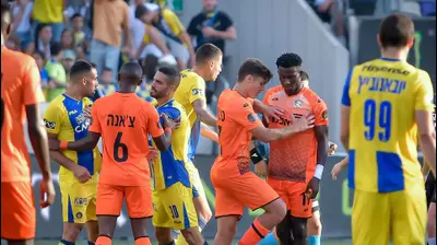 שחקני סקציה נס ציונה מתעמתים עם שחקני מכבי תל אביב. אריאל שלום