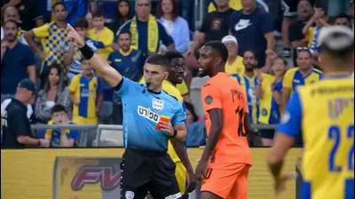 השופט שניר לוי מרחיק את אנז' פרדי פלומן שחקן סקציה נס ציונה. אריאל שלום