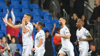 שחקני הפועל חדרה חוגגים עם עידו לוי. ברני ארדוב