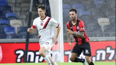 שחקן הפועל ירושלים גוני נאור לצד שחקן הפועל חיפה חנן ממן. דני מרון