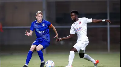 טאלב טואטחה שחקן בני סכנין מול סמואל בראון שחקן עירוני קרית שמונה. מאור אלקסלסי