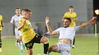 שחקן מכבי נתניה רוי קורין מול שחקן הפועל חדרה טארק בושנאק. ברני ארדוב