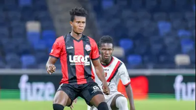 שחקן הפועל חיפה מוחמד קמארה לצד שחקן הפועל ירושלים ג'ורדן בוטאקה. דני מרון