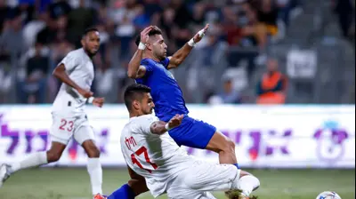 חסן חילו שחקן בני סכנין גולש מול איתמר שבירו שחקן עירוני קרית שמונה. מאור אלקסלסי