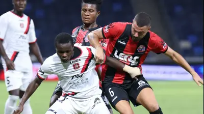 שחקן הפועל חיפה גל אראל לצד שחקן הפועל ירושלים סדריק דון. דני מרון