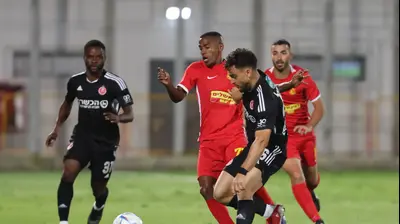 שחקן הפועל תל אביב יהב גורפינקל מול שחקן מ.ס. אשדוד יעקב בריהון. לירון מולדובן 