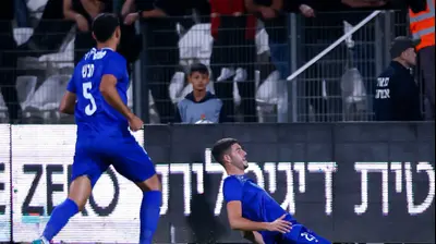 רוי הראל שחקן עירוני קרית שמונה חוגג שער. מאור אלקסלסי