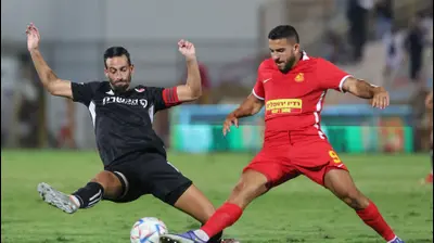 שחקן מ.ס. אשדוד שלו הרוש, מול דן איינבינדר, שחקן הפועל תל אביב. לירון מולדובן 