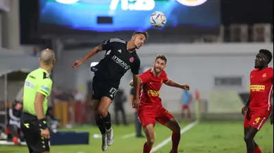 שביט מזל שחקן הפועל תל אביב לפני דויד קופרמן שחקן מ.ס. אשדוד. לירון מולדובן 