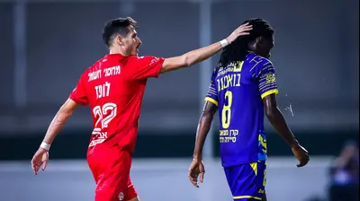 מגן הפועל באר שבע הלדר לופס מנחם את ריצ'רד בואטנג ממכבי בני ריינה. מאור אלקסלסי