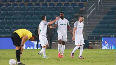 שחקני מכבי חיפה חוגגים עם פרנזי פיירו. קובי אליהו