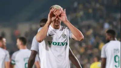 עומר אצילי שחקן מכבי חיפה חוגג שער. קובי אליהו