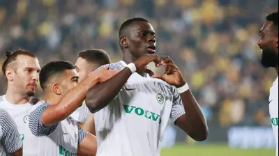 עבדולאי סק שחקן מכבי חיפה חוגג שער. קובי אליהו