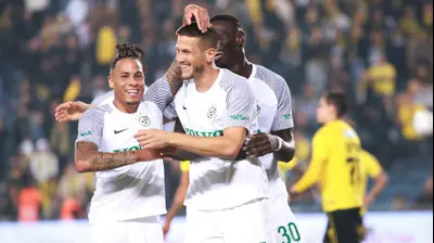 שחקני מכבי חיפה חוגגים עם רמי גרשון. קובי אליהו