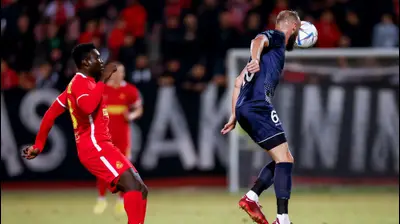 אבנעזר ממאטה שחקן מ.ס. אשדוד, מול שחקן בני סכנין אנטה פוליץ'. מאור אלקסלסי