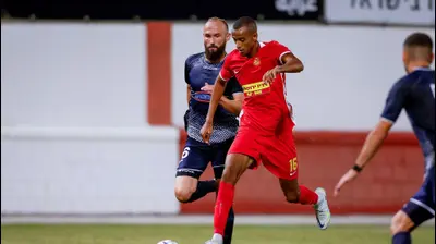 שחקן מ.ס. אשדוד זוהר זסנו מול שחקן בני סכנין אנטה פוליץ'. מאור אלקסלסי