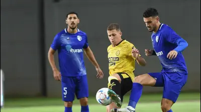 רוי קורין שחקן מכבי נתניה לפני איתי בן שבת שחקן עירוני קרית שמונה. ברני ארדוב