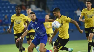 שחקן מכבי נתניה שי קונסטנטין ליד שחקן עירוני קרית שמונה איתמר שבירו. ברני ארדוב