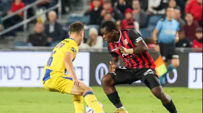 סדריק דון שחקן הפועל ירושלים מול גבי קניקובסקי שחקן מכבי תל אביב. דני מרון