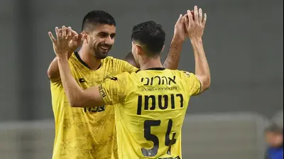 שחקן מכבי נתניה, לירן רוטמן, עם שי קונסטנטין. ברני ארדוב