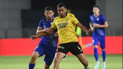 שחקן מכבי נתניה רז שלמה לפני שחקן עירוני קרית שמונה מוחמד שכר. ברני ארדוב