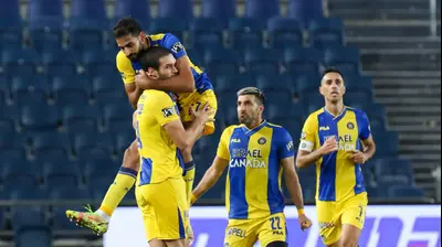 שחקני מכבי תל אביב חוגגים עם ג'ורג'ה יובאנוביץ'. דני מרון