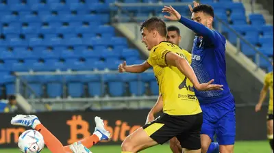 שחקן עירוני קרית שמונה איתי בן שבת עם מוחמד שכר, שוער מכבי נתניה רז כרמי ליד פלאמן גלאבוב. ברני ארדוב