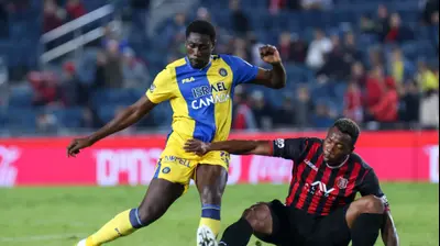 דריק לוקאסן שחקן מכבי תל אביב לפני וויליאם טוגי שחקן הפועל ירושלים. דני מרון