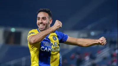 אייל גולסה שחקן מכבי תל אביב חוגג שער. דני מרון