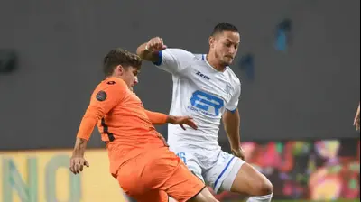 שחקן סקציה נס ציונה יוני סטויאנוב לצד שחקן מכבי בני ריינה יניב בריק. ברני ארדוב