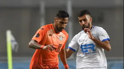 אלמוג בוזגלו שחקן סקציה נס ציונה לפני מופלח שלאעטה שחקן מכבי בני ריינה. ברני ארדוב