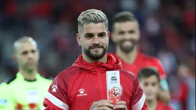 רותם חטואל עם תואר שחקן החודש. דני מרון