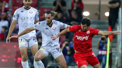 שחקן הפועל באר שבע שאפי סוליימאנוב מול שחקן הפועל חדרה ניב גוטליב. דני מרון