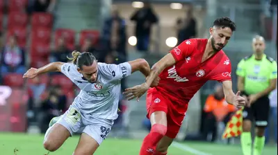 שחקן הפועל באר שבע שגיב יחזקאל מול שחקן הפועל חדרה ניב גוטליב. דני מרון