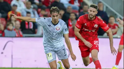 שחקן הפועל חדרה סמי בוראר מול שחקן הפועל באר שבע עדן שמיר. דני מרון