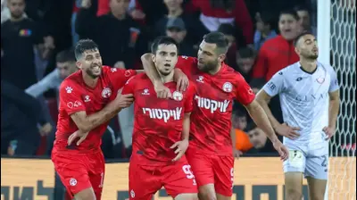 שחקן הפועל באר שבע שאפי סוליימאנוב חוגג עם איתי שכטר, דור מיכה. דני מרון