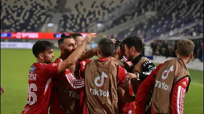 שחקני הפועל תל אביב חוגגים. אריאל שלום