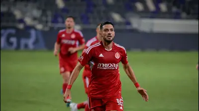 ניב זריהן שחקן הפועל תל אביב חוגג שער. אריאל שלום