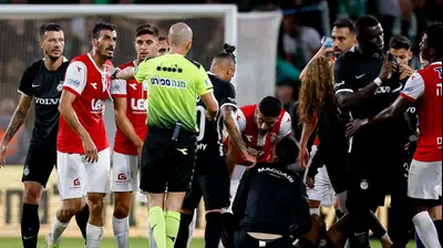 שחקני הפועל חיפה מתעמתים עם שחקני מכבי חיפה אחרי הרחקת חאתם עבד אלחמיד. מאור אלקסלסי