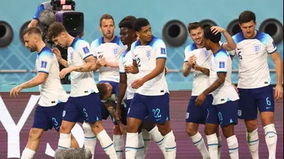שחקני נבחרת אנגליה חוגגים שער של ג'וד בלינגהאם. רויטרס