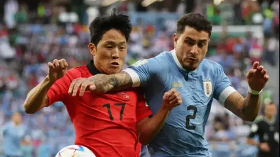 חוסה חימנס, שחקן נבחרת אורוגוואי לצד נה סאנג הו, שחקן נבחרת דרום קוריאה. רויטרס