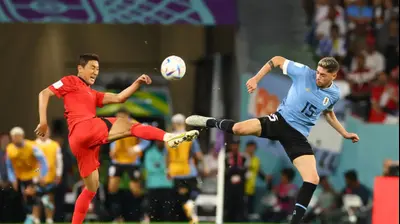 פדריקו ואלוורדה, שחקן נבחרת אורוגוואי לצד ג'ונג וו-יונג, שחקן נבחרת דרום קוריאה. רויטרס