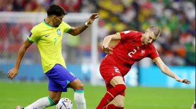 לוקאס פאקטה, שחקן נבחרת ברזיל לצד סטרחיניה פאבלוביץ', שחקן נבחרת סרביה. רויטרס
