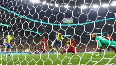חלוץ נבחרת ברזיל רישרליסון מבקיע מול סרביה. רויטרס