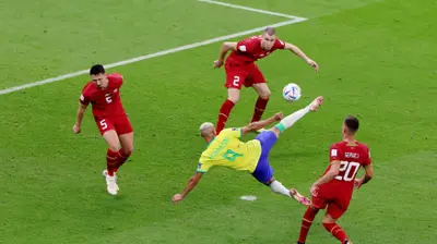 חלוץ נבחרת ברזיל רישרליסון מבקיע מול סרביה. רויטרס