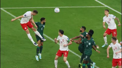 שחקן נבחרת פולין, כריסטיאן בייליק, נוגח במשחק נגד ערב הסעודית. רויטרס