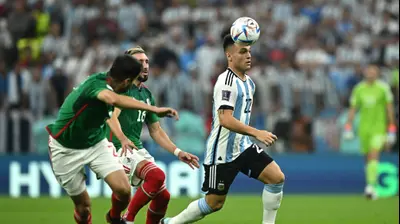 לאוטרו מרטינס שחקן נבחרת ארגנטינה לפני הקטור הררה שחקן נבחרת מקסיקו. רויטרס