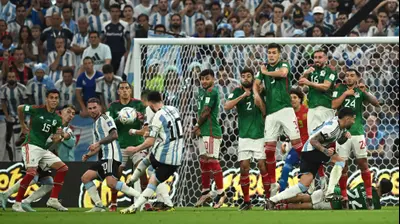 ליאונל מסי מסובב כדור חופשי מעל החומה במשחק בין ארגנטינה למקסיקו. רויטרס