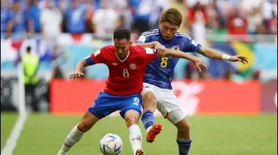 שחקן נבחרת קוסטה ריקה, בריאן אוביידו, מול שחקן נבחרת יפן ריטסו דואן. רויטרס