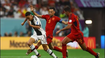 סרג'יו בוסקטס, קשר נבחרת ספרד מכשיל את ג'מאל מוסיאלה שחקן נבחרת גרמניה. רויטרס